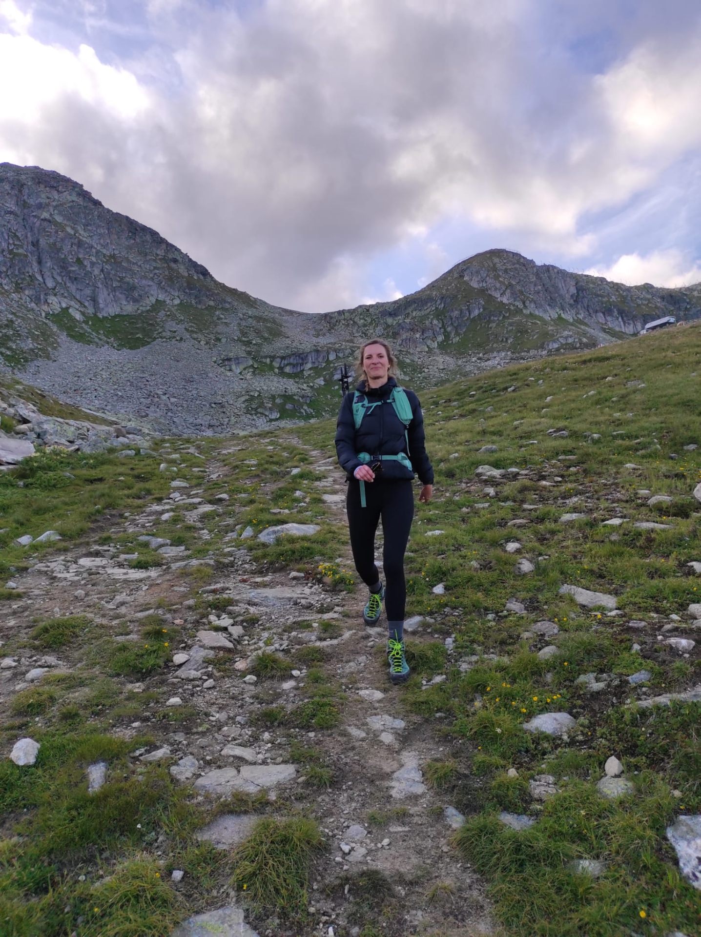 Leonie auf einem Wanderweg in den Bergen