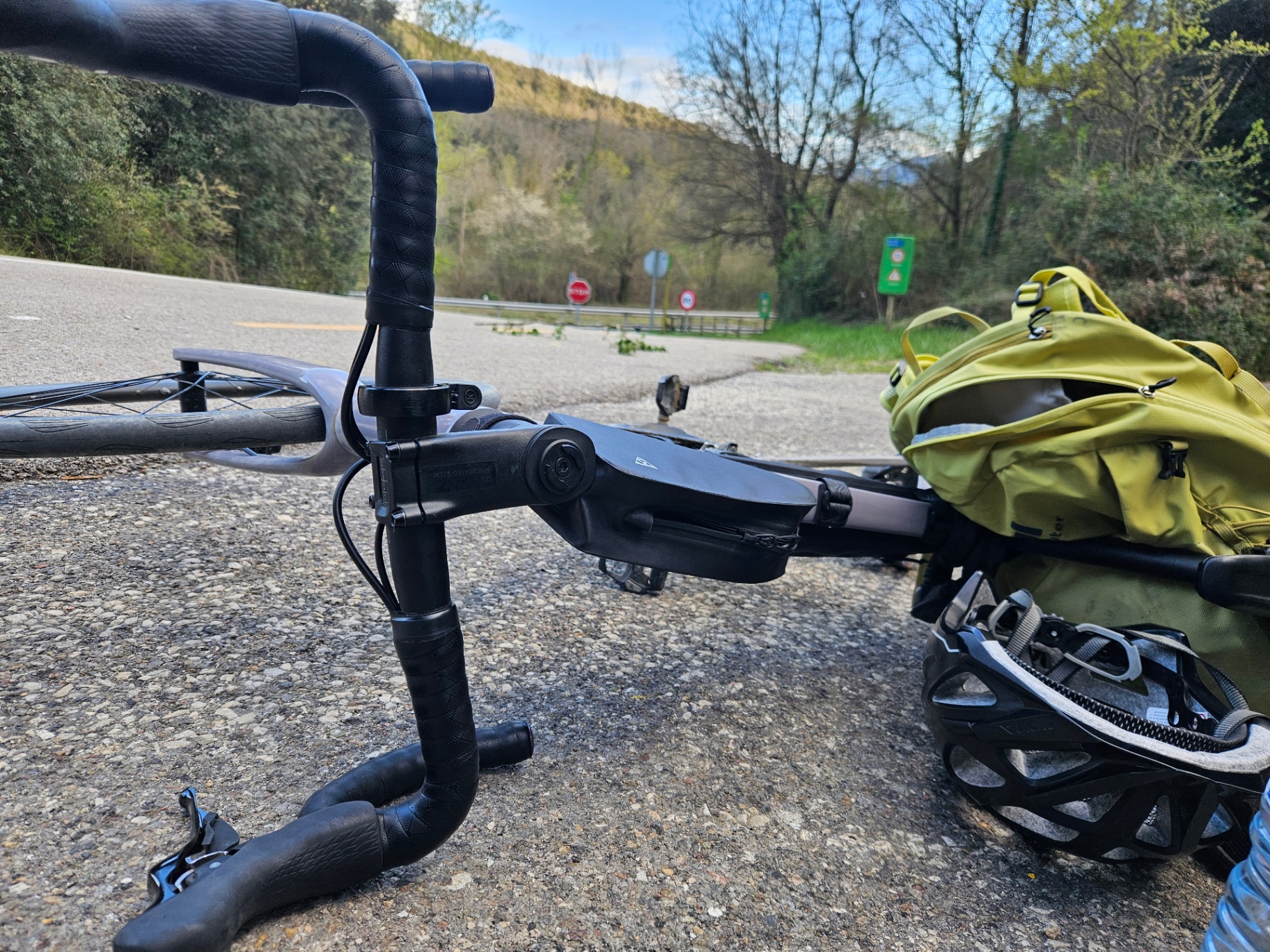 Gravelbike mit Packsäcken auf einer Pause