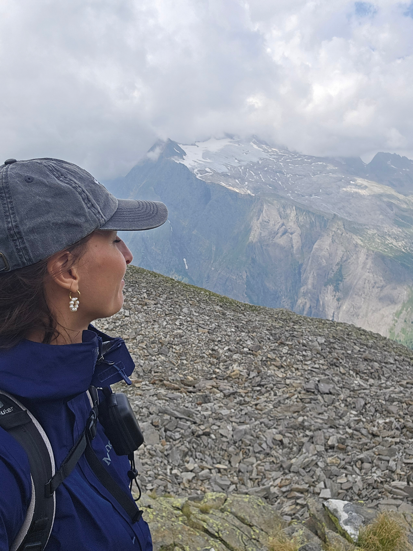 Leonie auf einem Bergkamm mit Gletscher im Rücken